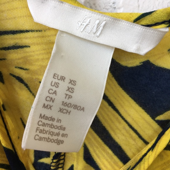 💥Sale! H&M Banana Leaf Tank Blouse - Picture 6 of 6